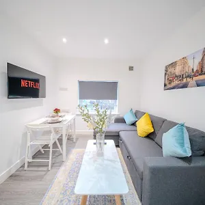Hotel Luxury, Ilford